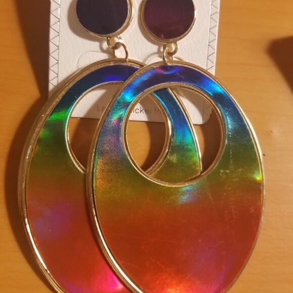 One pair of Earrings - Picture 3 of 6